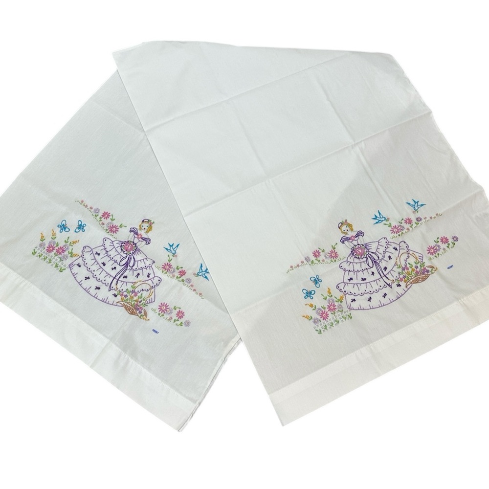 Vtg Embroidered Garden‎ Girl Flowers Birds Pillowcases Thomaston No Iron Percale
